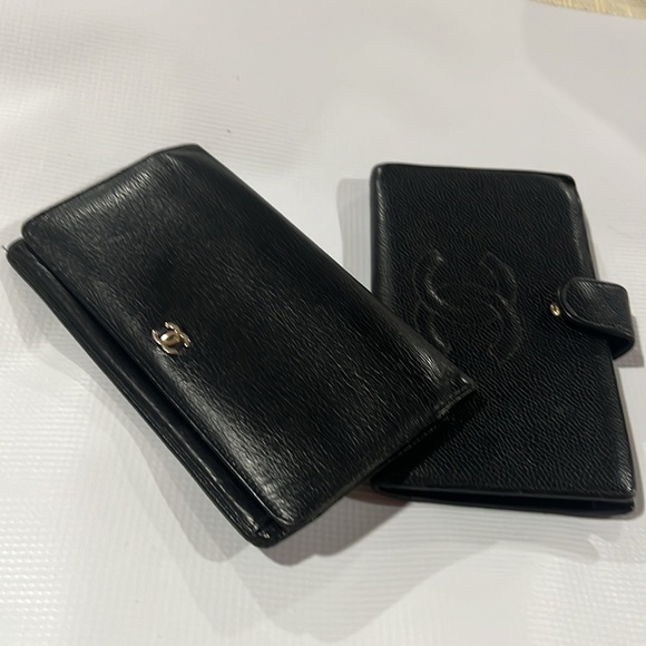 Chanel wallet one slightly mess up the other ok it’s like buy one get one free - Picture 2 of 7
